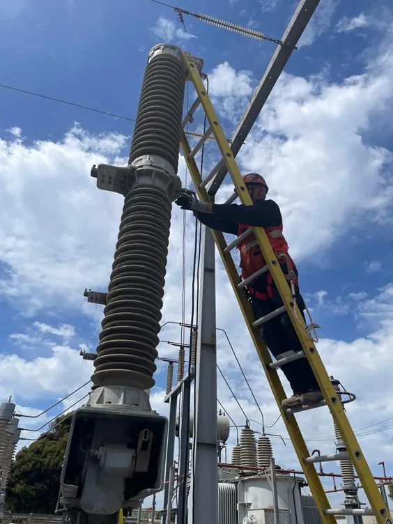 Técnico trabajando sobre un equipo de alta tensión