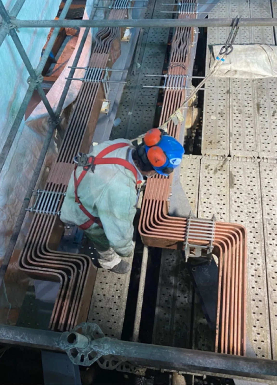 Técnico de F&L trabajando en barras de cobre