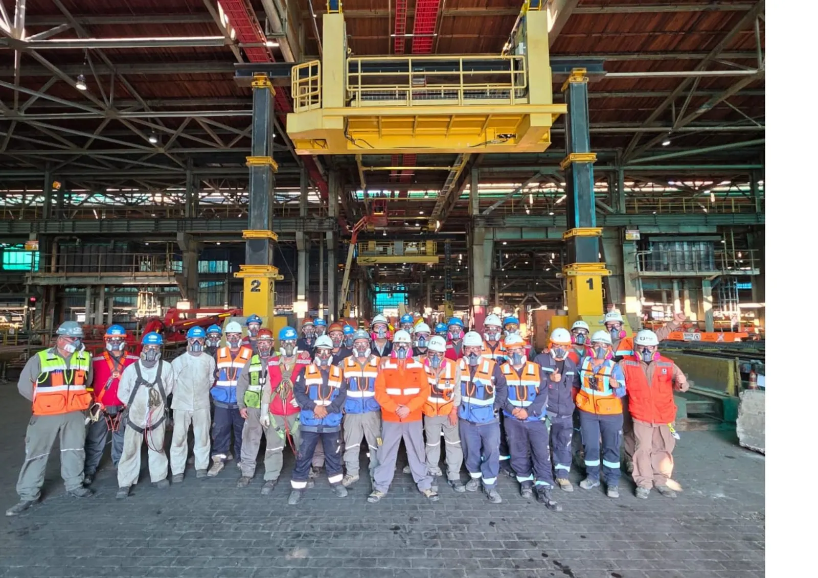 Equipo de trabajadores de F&L Ingeniería en una planta industrial