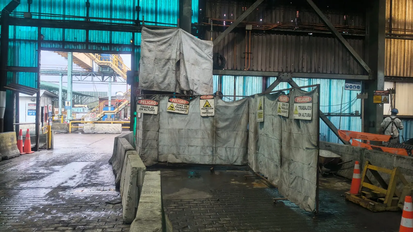 Zona de trabajos en caliente señalizada en una planta industrial