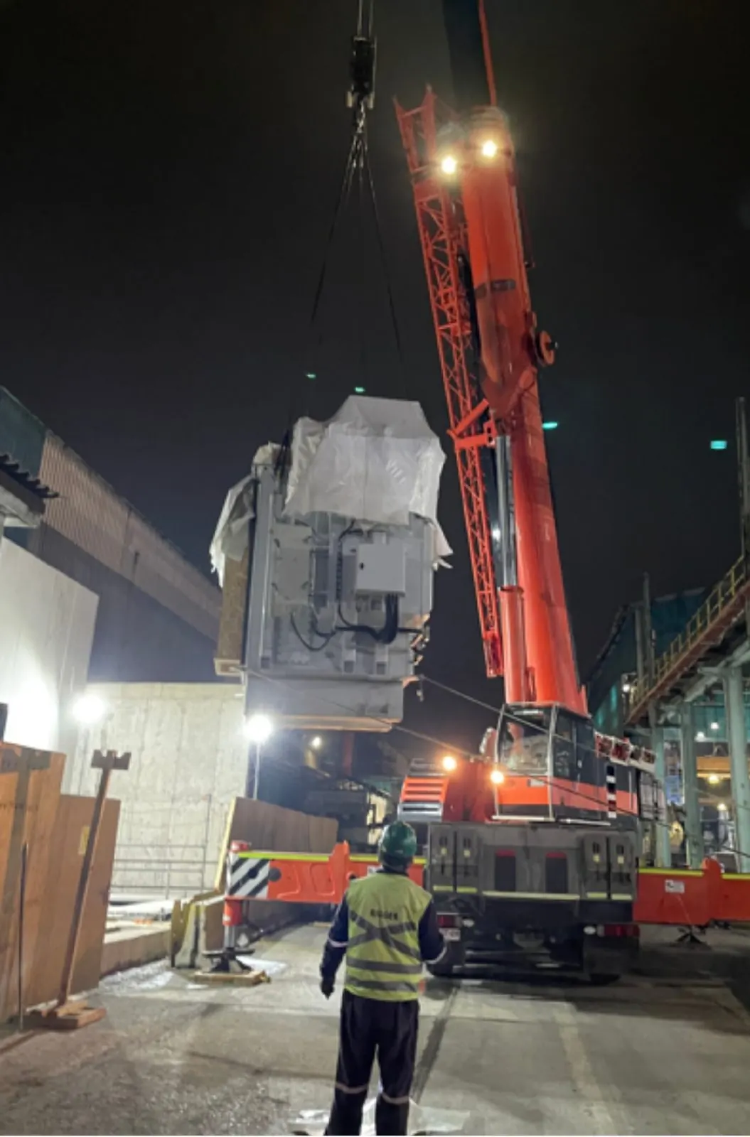 Izaje nocturno de un transformador durante un montaje de F&L Ingeniería