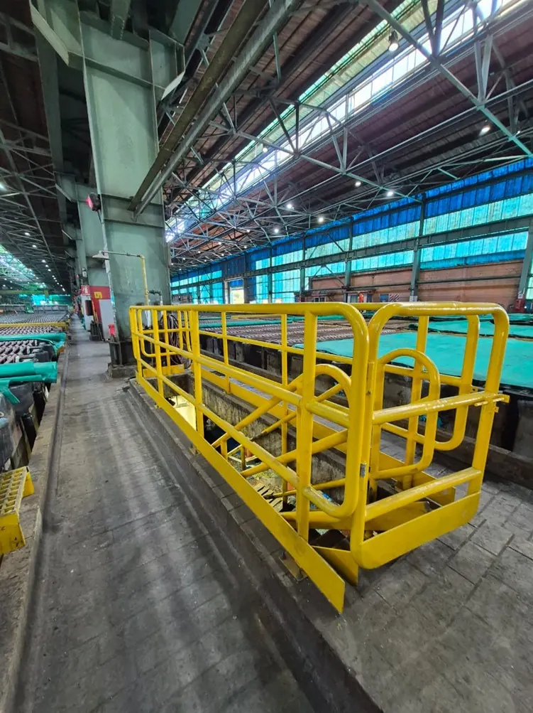 Equipo industrial en el interior de una planta