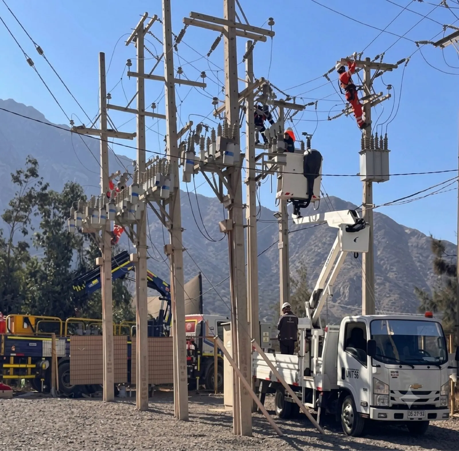 Mantención de redes eléctricas con camión pluma