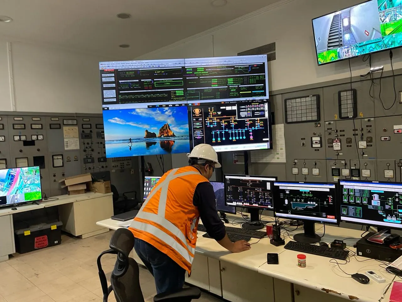 Operador en una sala de control industrial