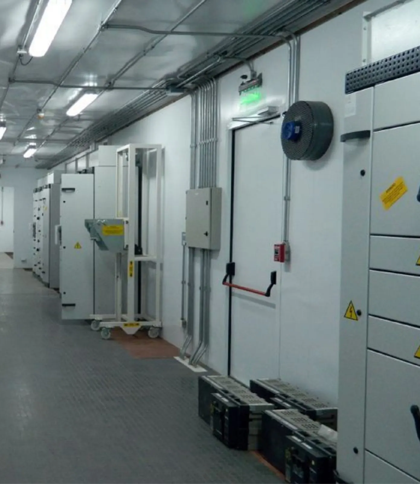 Interior de una sala eléctrica con tableros