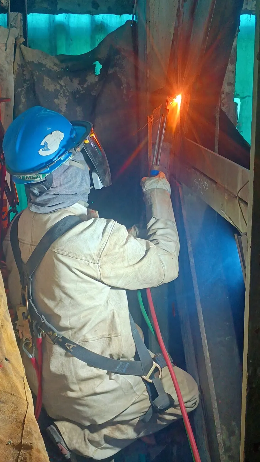 Corte y soldadura en altura con equipo de protección