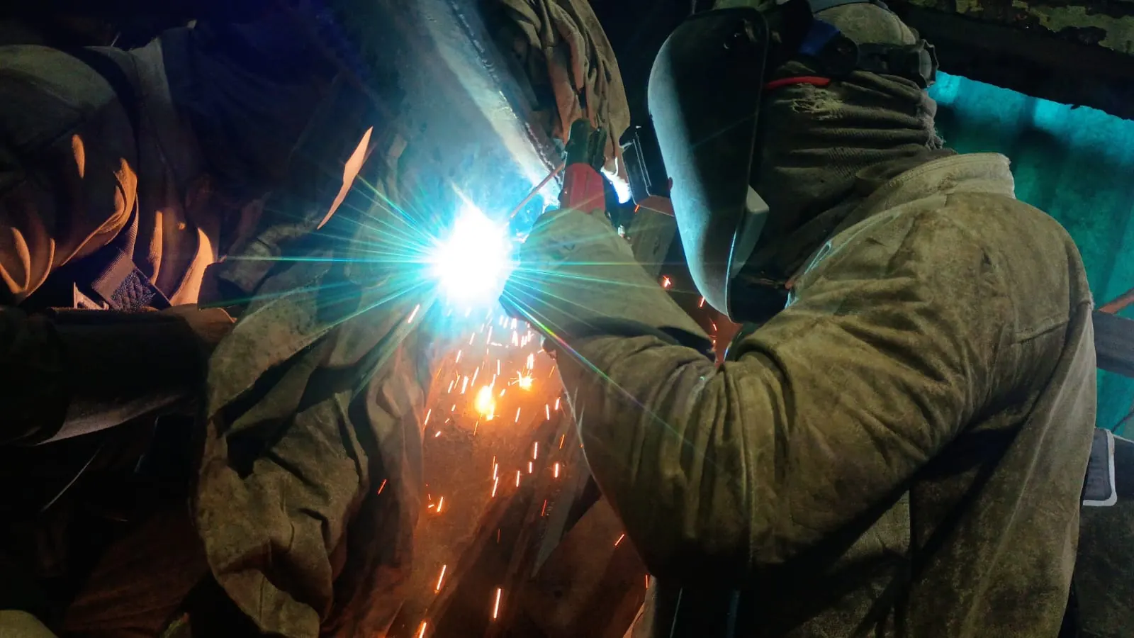 Soldadores de F&L Ingeniería trabajando en equipo