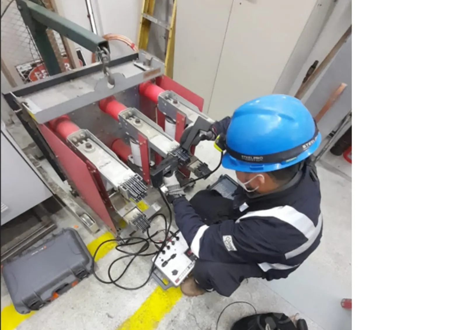 Técnico de F&L revisando un tablero eléctrico